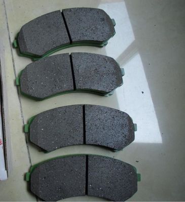 Pedaços de travagem resistentes a altas temperaturas para Mitsubishi Triton L200 4605A471 semimetálicos